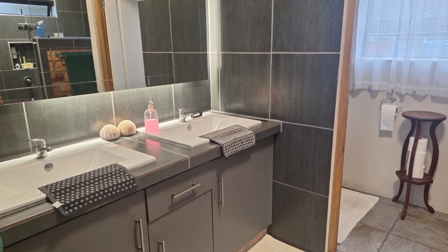 3 Bedroom Property for Sale in Stilbaai Wes Western Cape